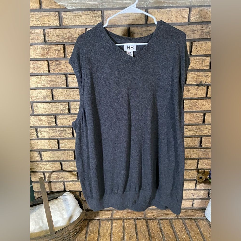 HB grey sweater vest‎
